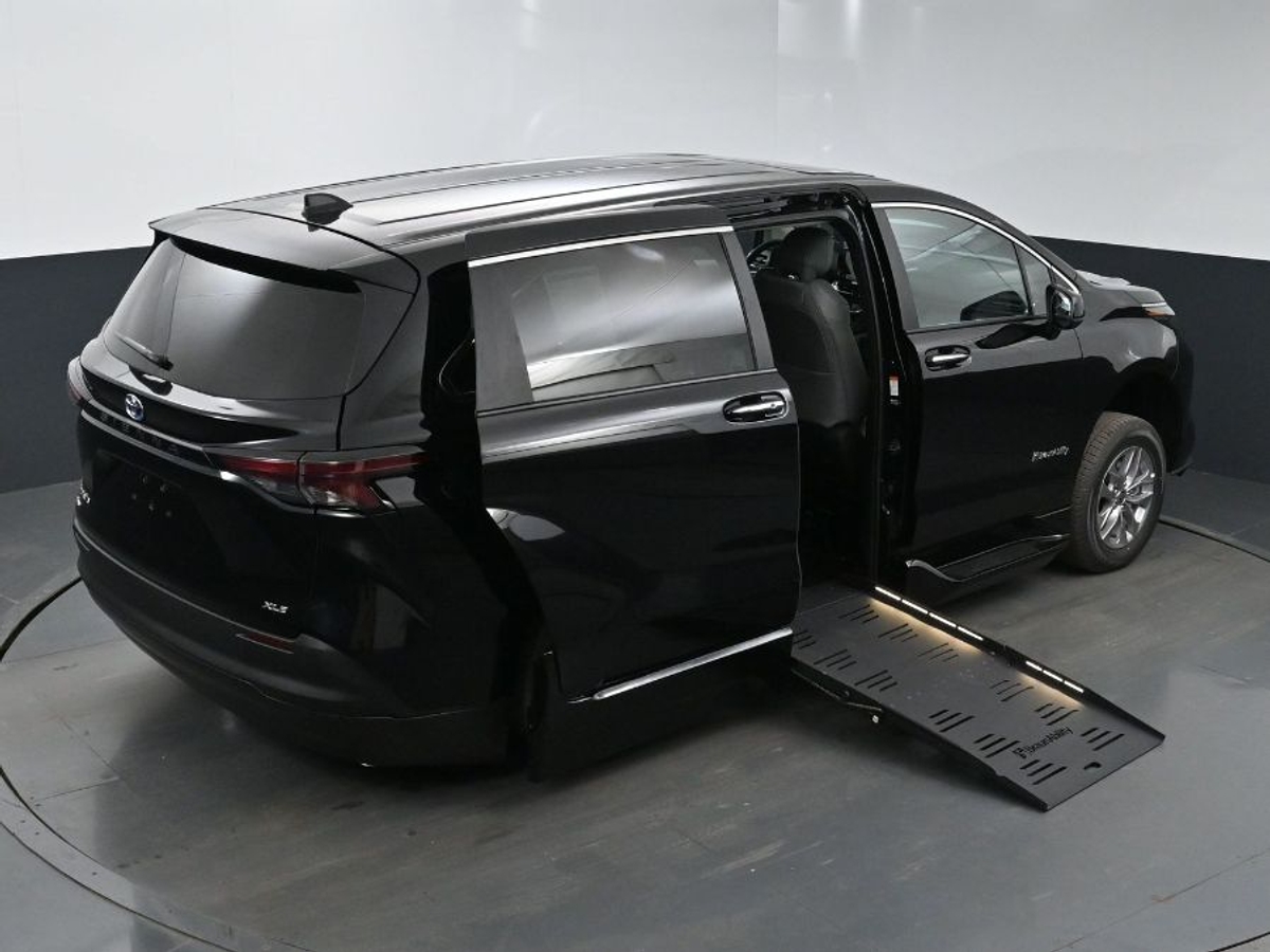 Black Toyota Sienna image number 24