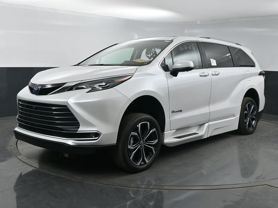 New 2025 Toyota Sienna Hybrid Platinum - BraunAbility Side Entry Entry Fold Out Automatic Ramp