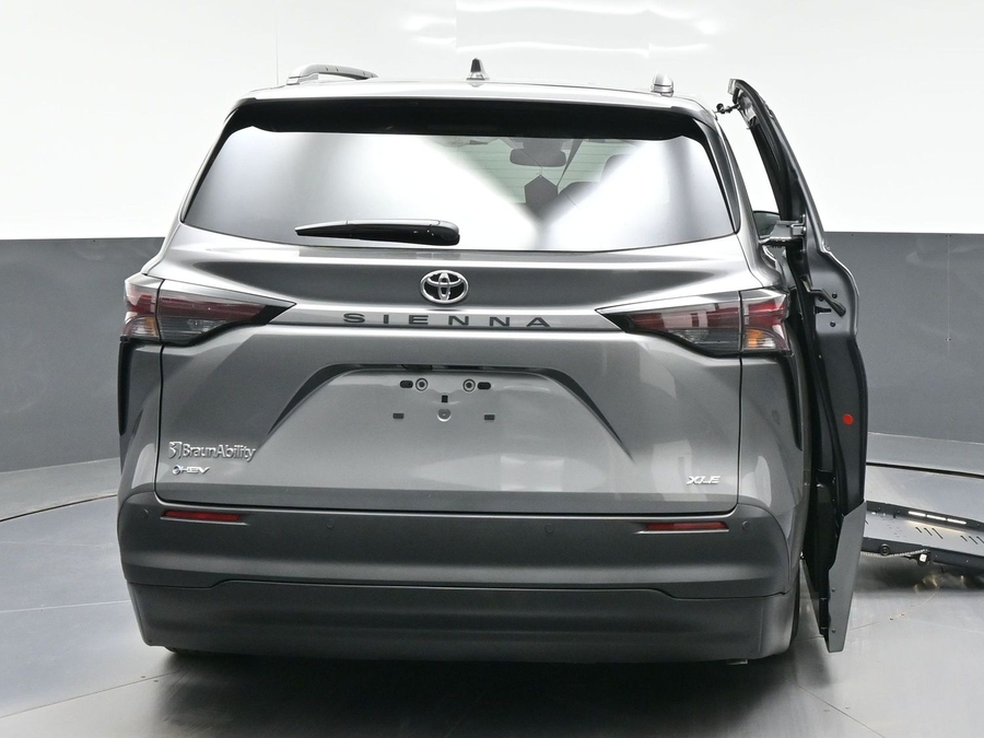 New 2026 Toyota Sienna Hybrid XLE Base - BraunAbility Side Entry Entry Fold Out Automatic Ramp
