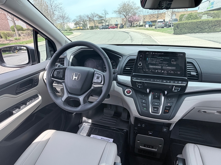 Red Honda Odyssey image number 16