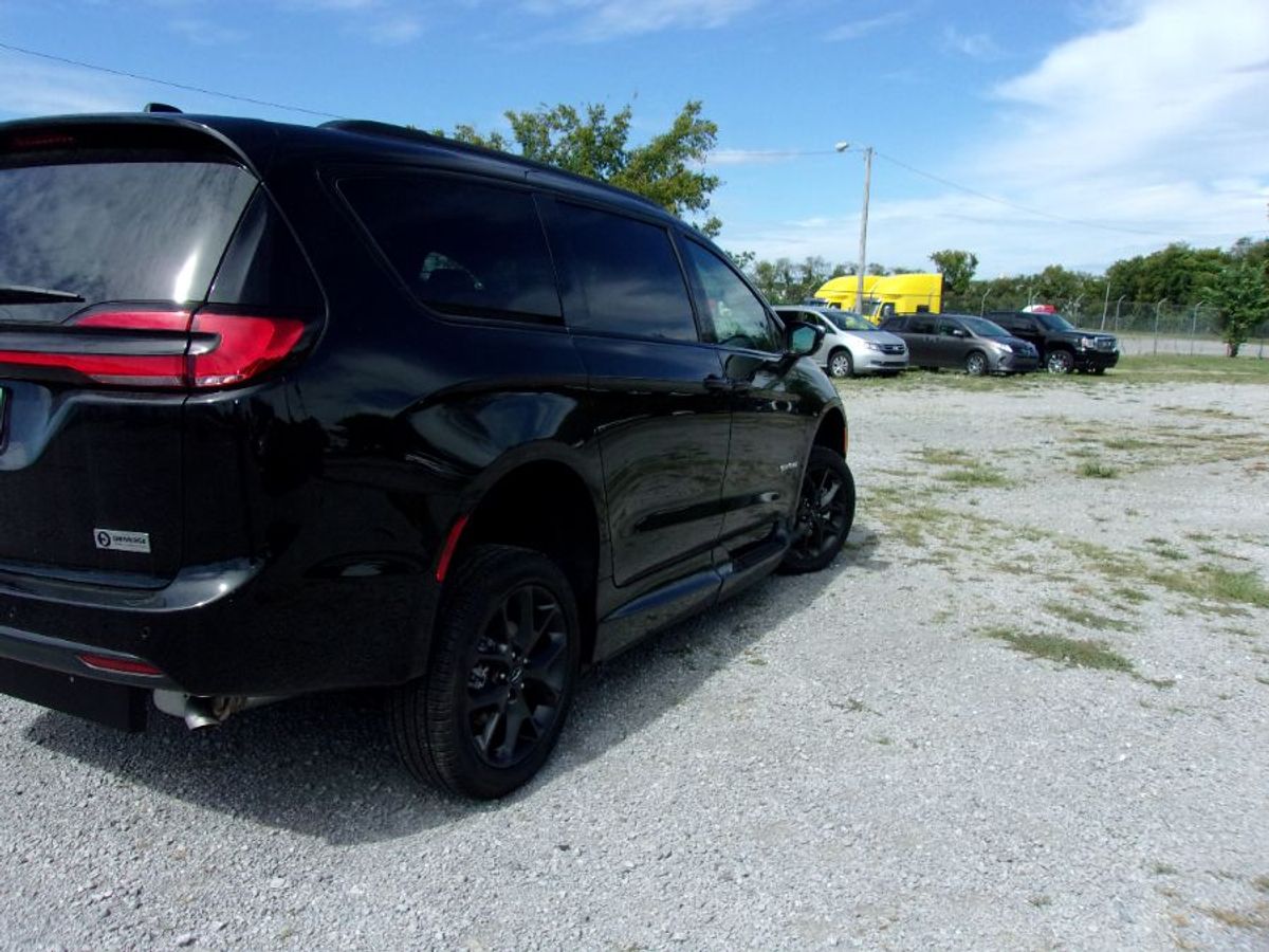 Black Chrysler Pacifica image number 6