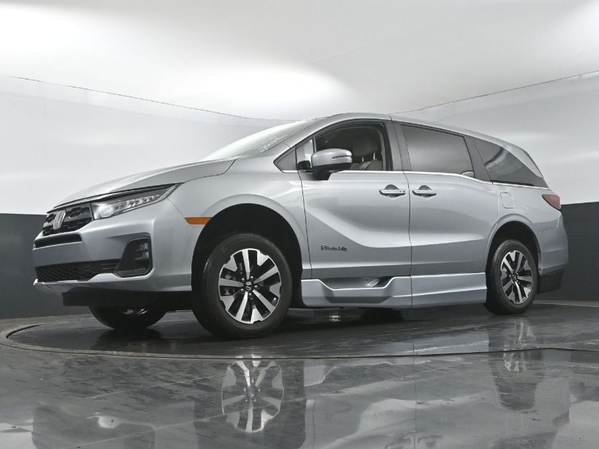 Silver Honda Odyssey image number 19