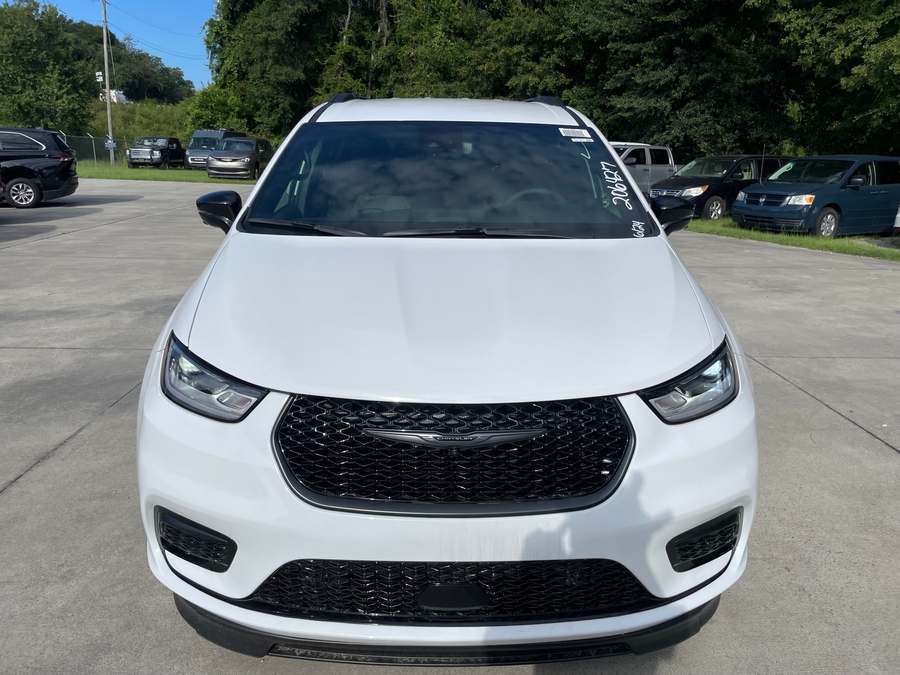 Chrysler Pacifica blanco con entrada lateral automática en rampa de piso