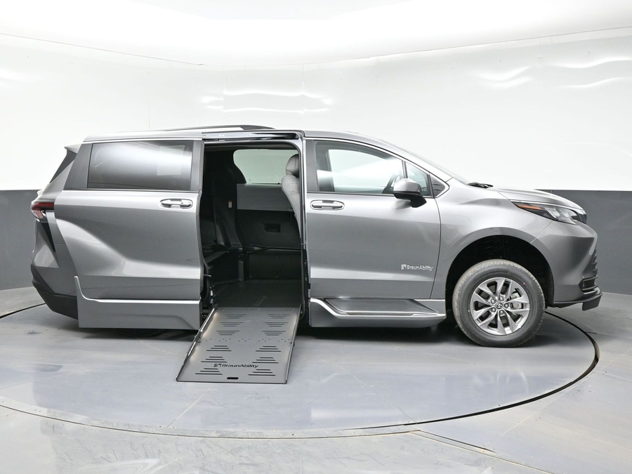 New 2026 Toyota Sienna Hybrid XLE Add - BraunAbility Side Entry Entry Fold Out Automatic Ramp
