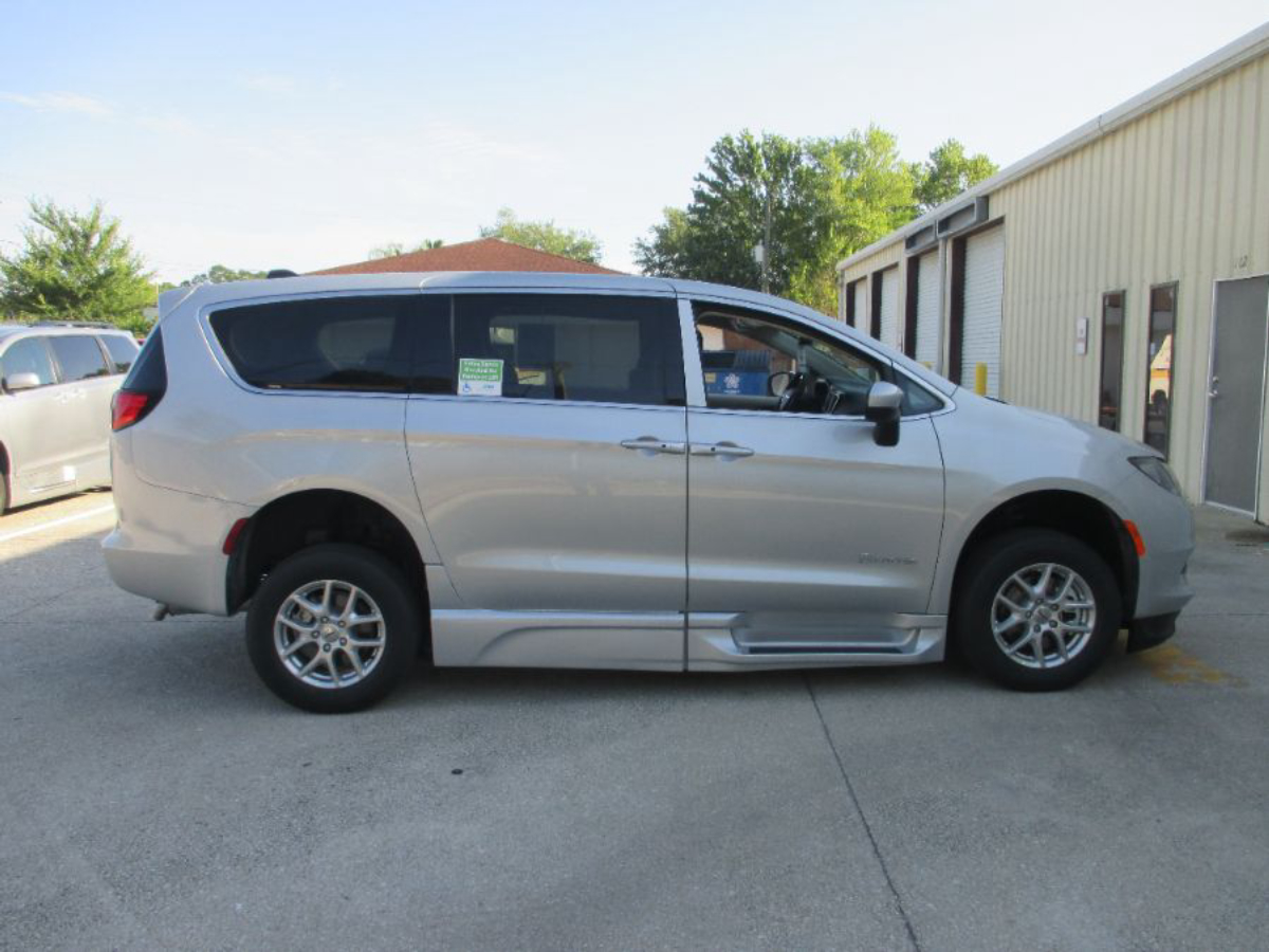 2023 CHRYSLER VOYAGER - Image 2