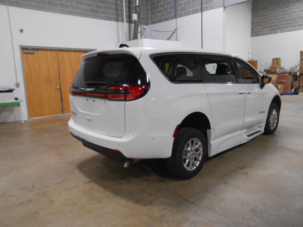 White Chrysler Pacifica image number 7