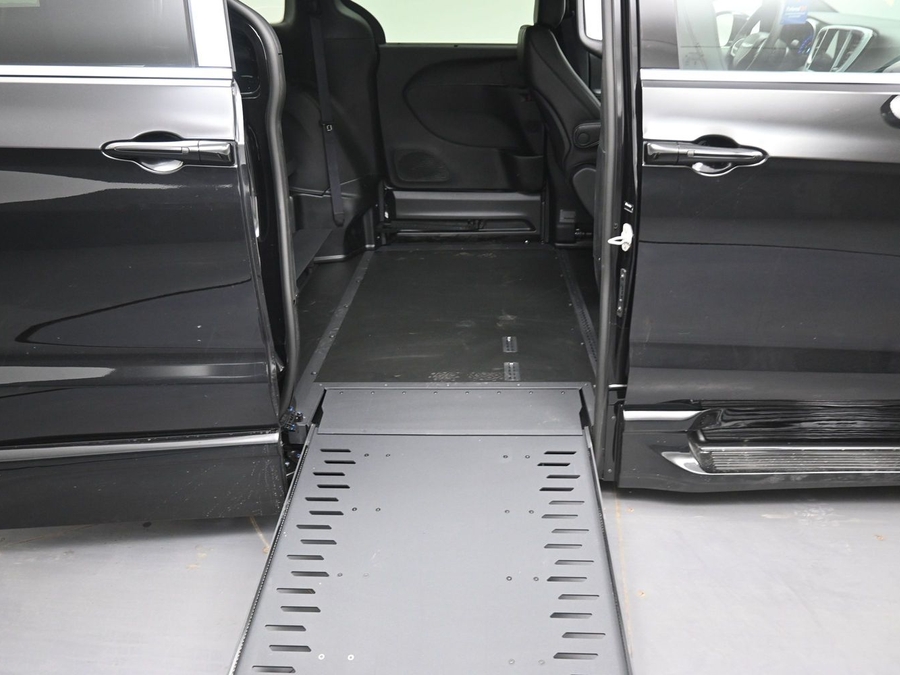 Black Chrysler Pacifica image number 10