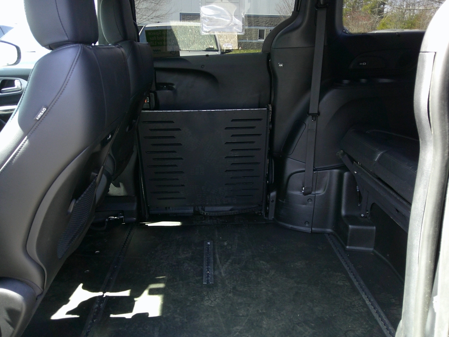 Black Chrysler Pacifica image number 17