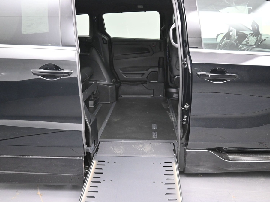 Black Honda Odyssey image number 10