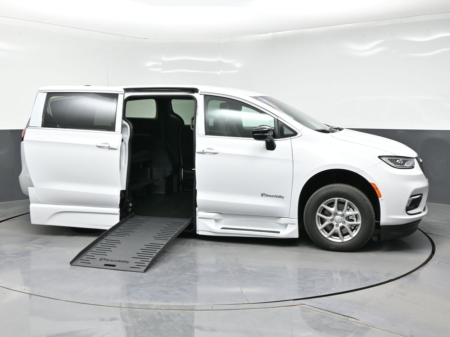 2026 Chrysler Pacifica Select's photo