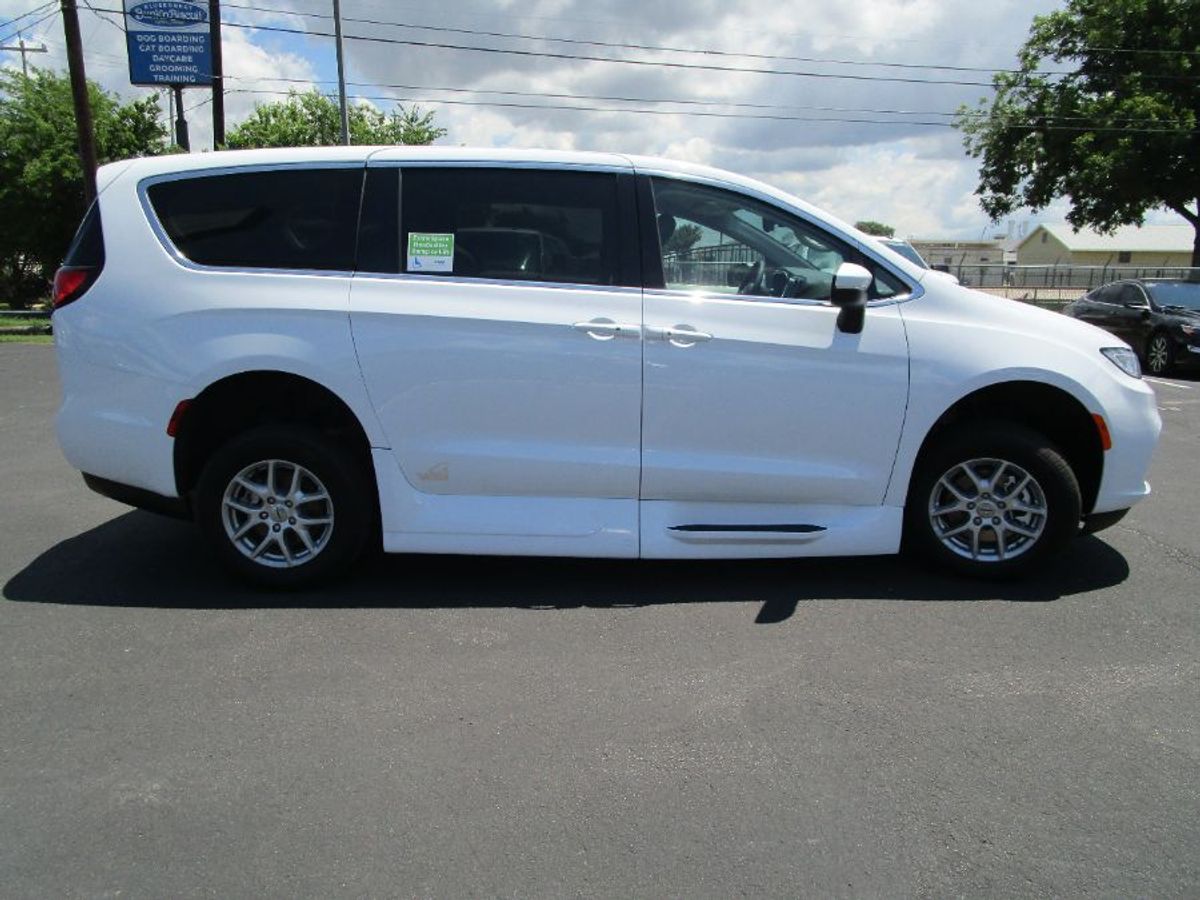 2023 CHRYSLER PACIFICA - Image 9