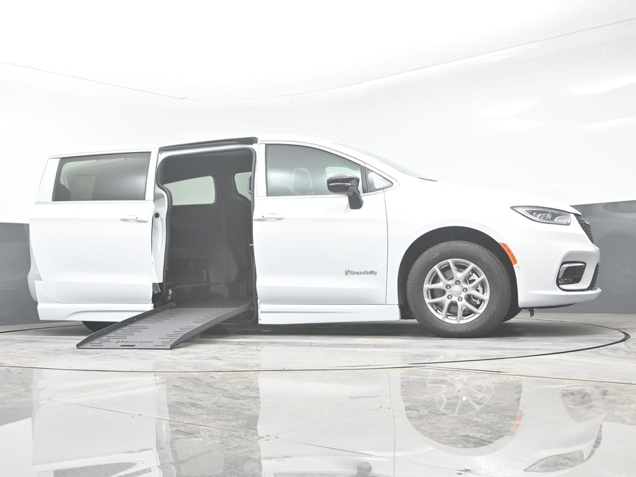 White Chrysler Pacifica image number 18