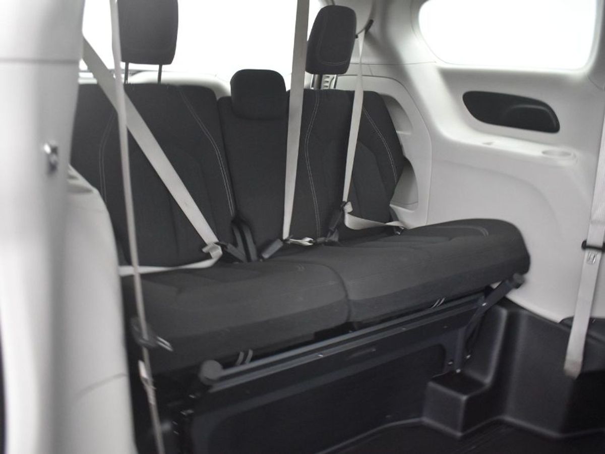 White Chrysler Voyager image number 9