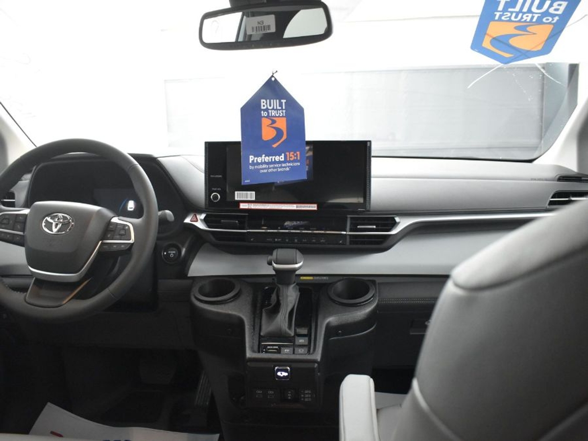 2025 TOYOTA SIENNA - Image 13