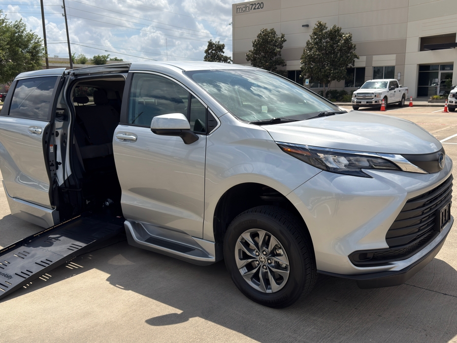 Used 2024 Toyota Sienna Hybrid LE - BraunAbility Side Entry Entry Fold Out Automatic Ramp