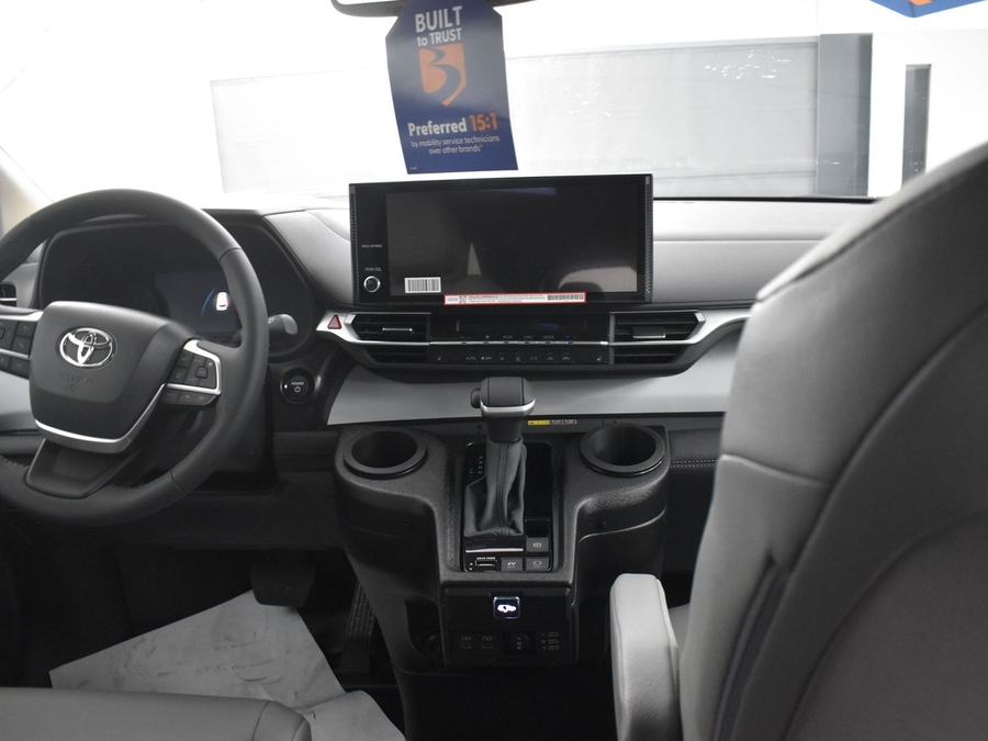 New 2025 Toyota Sienna Hybrid XLE Base - BraunAbility Side Entry Entry Fold Out Automatic Ramp