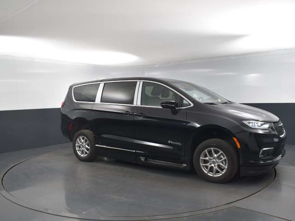 Black Chrysler Pacifica image number 17