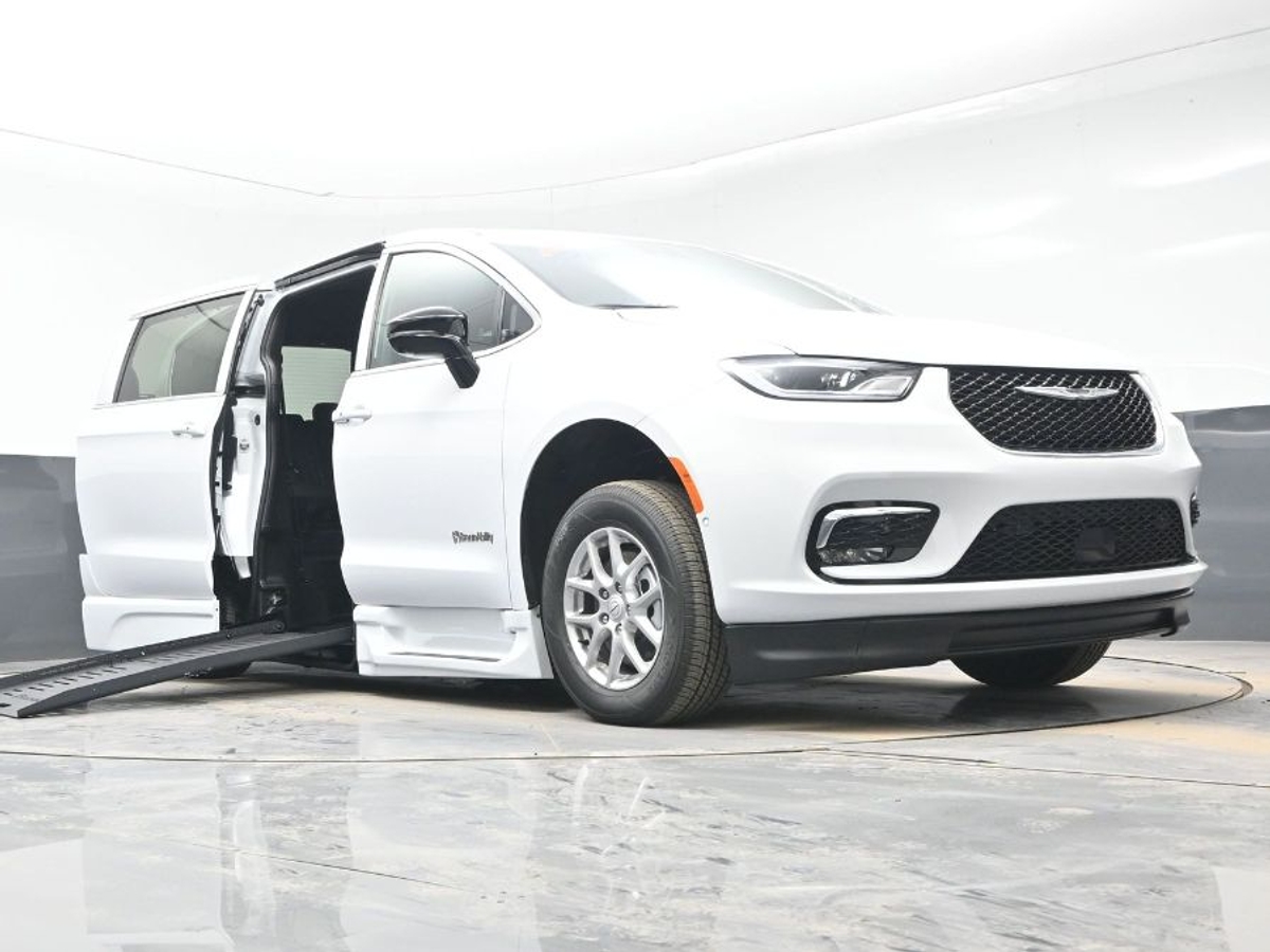 White Chrysler Pacifica image number 18