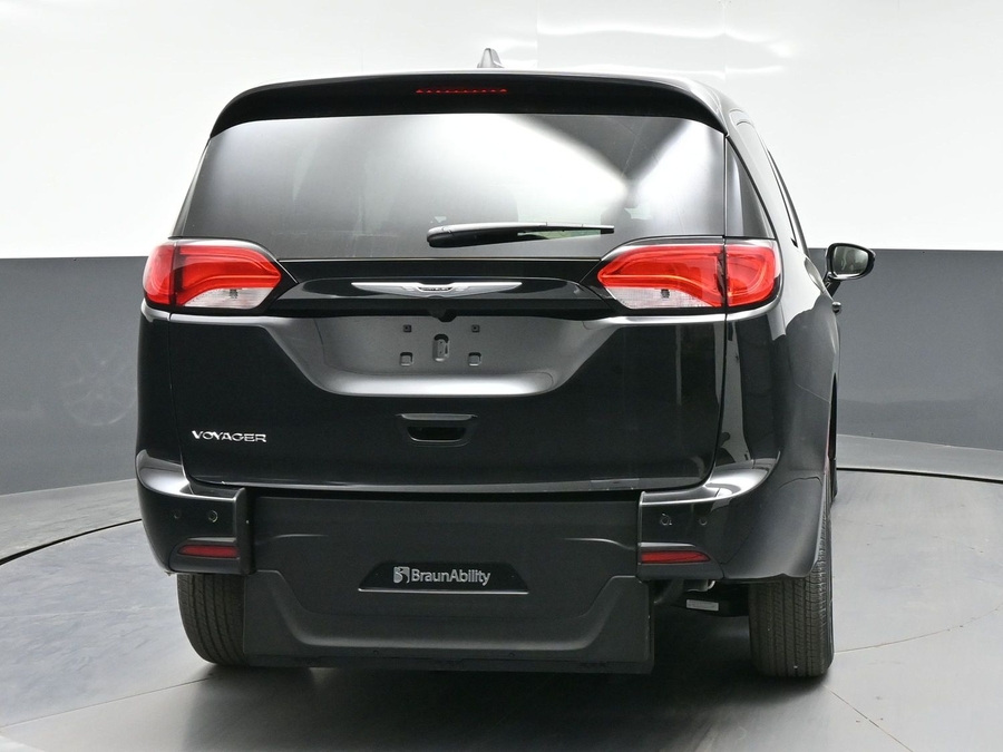 Black Chrysler Voyager image number 3