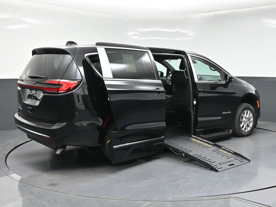 Black Chrysler Pacifica image number 4