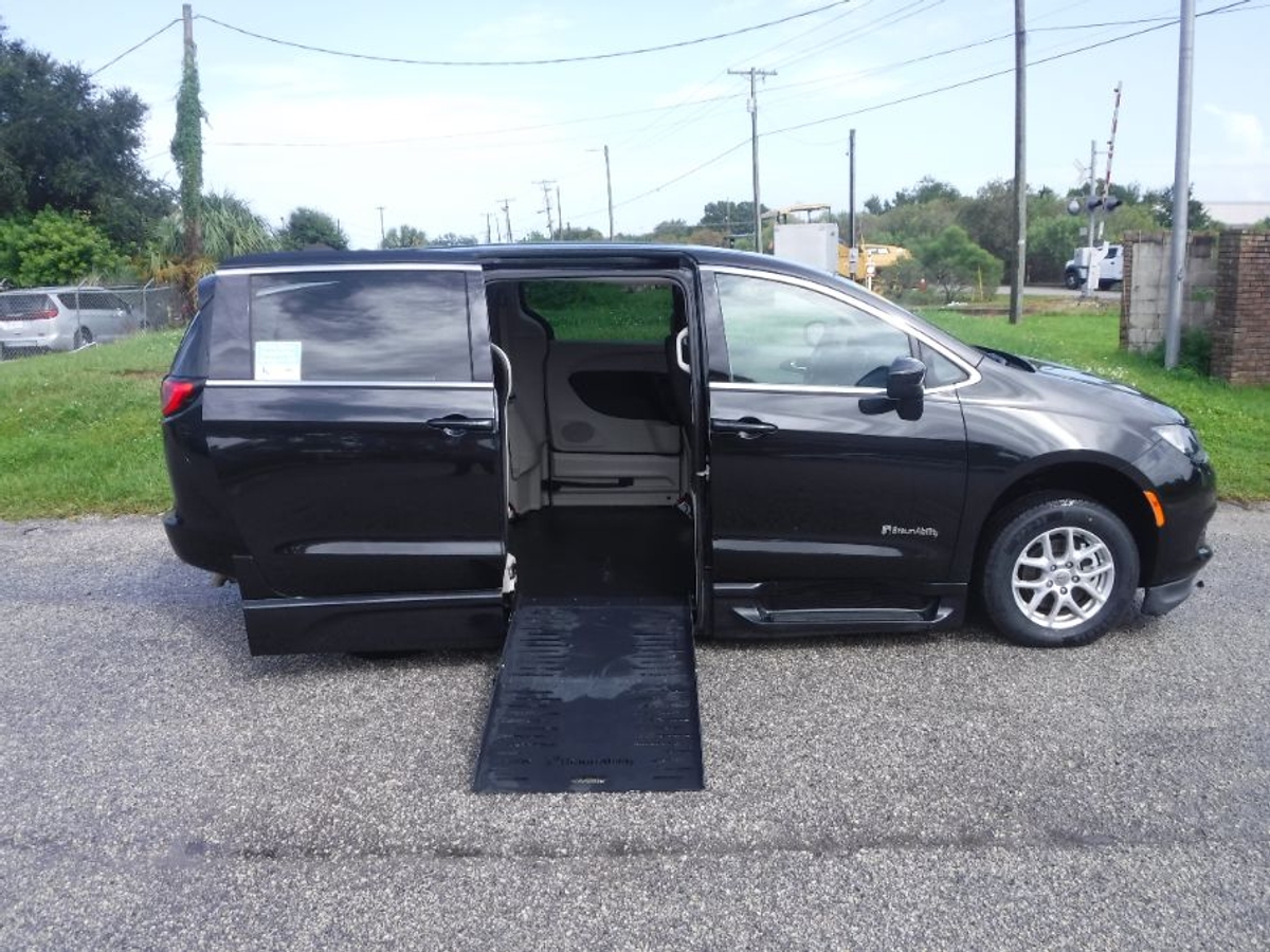 Used 2023 Chrysler Voyager LX's photo