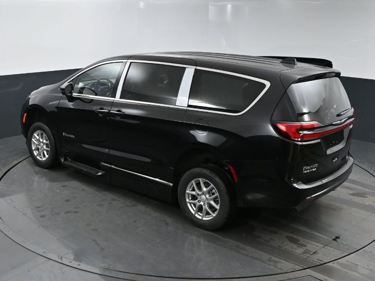 Black Chrysler Pacifica image number 24