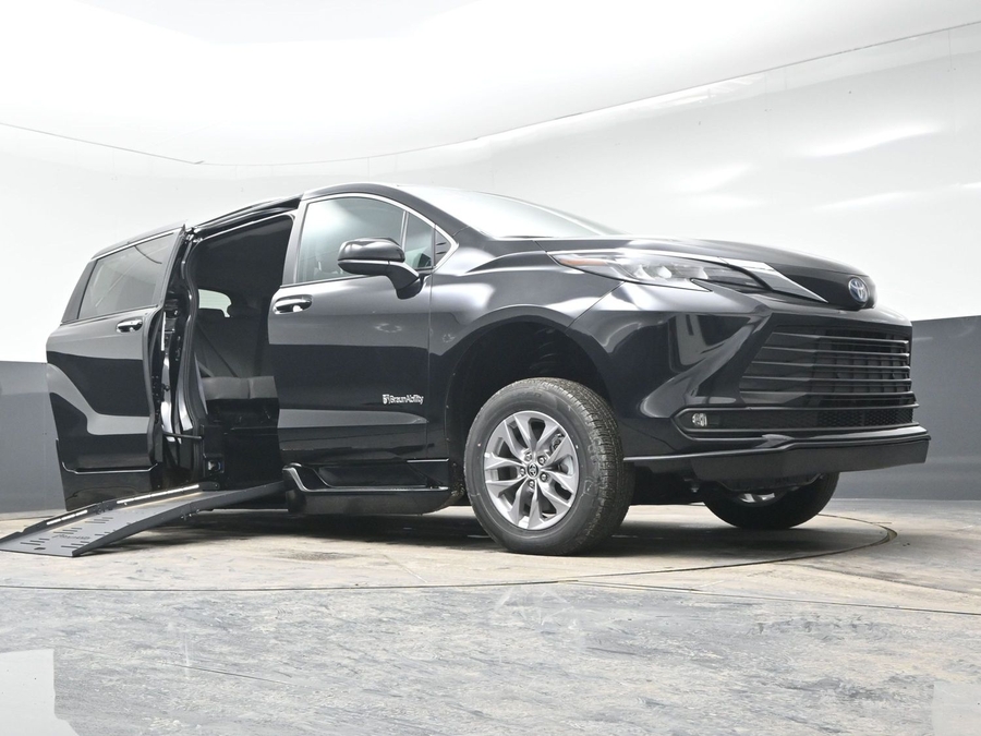 Black Toyota Sienna image number 18