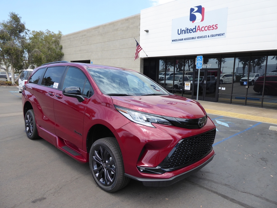 New 2026 Toyota Sienna Hybrid XSE Sport - BraunAbility Side Entry Fold Out Automatic Ramp