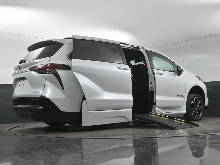 New 2025 Toyota Sienna Hybrid Platinum - BraunAbility Side Entry Entry Fold Out Automatic Ramp