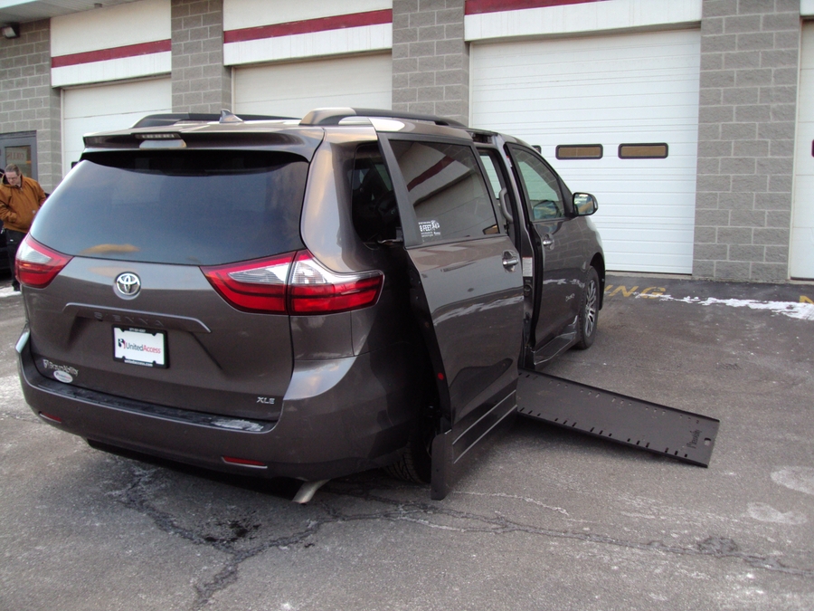 Used 2020 Toyota Sienna XLE Base - BraunAbility Side Entry Entry In Floor Automatic Ramp