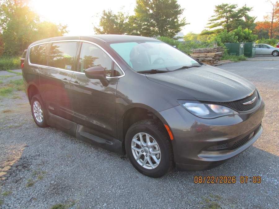 Granite Crystal Metallic Chrysler Voyager image number 12