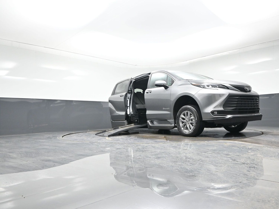 Grey Toyota Sienna image number 15