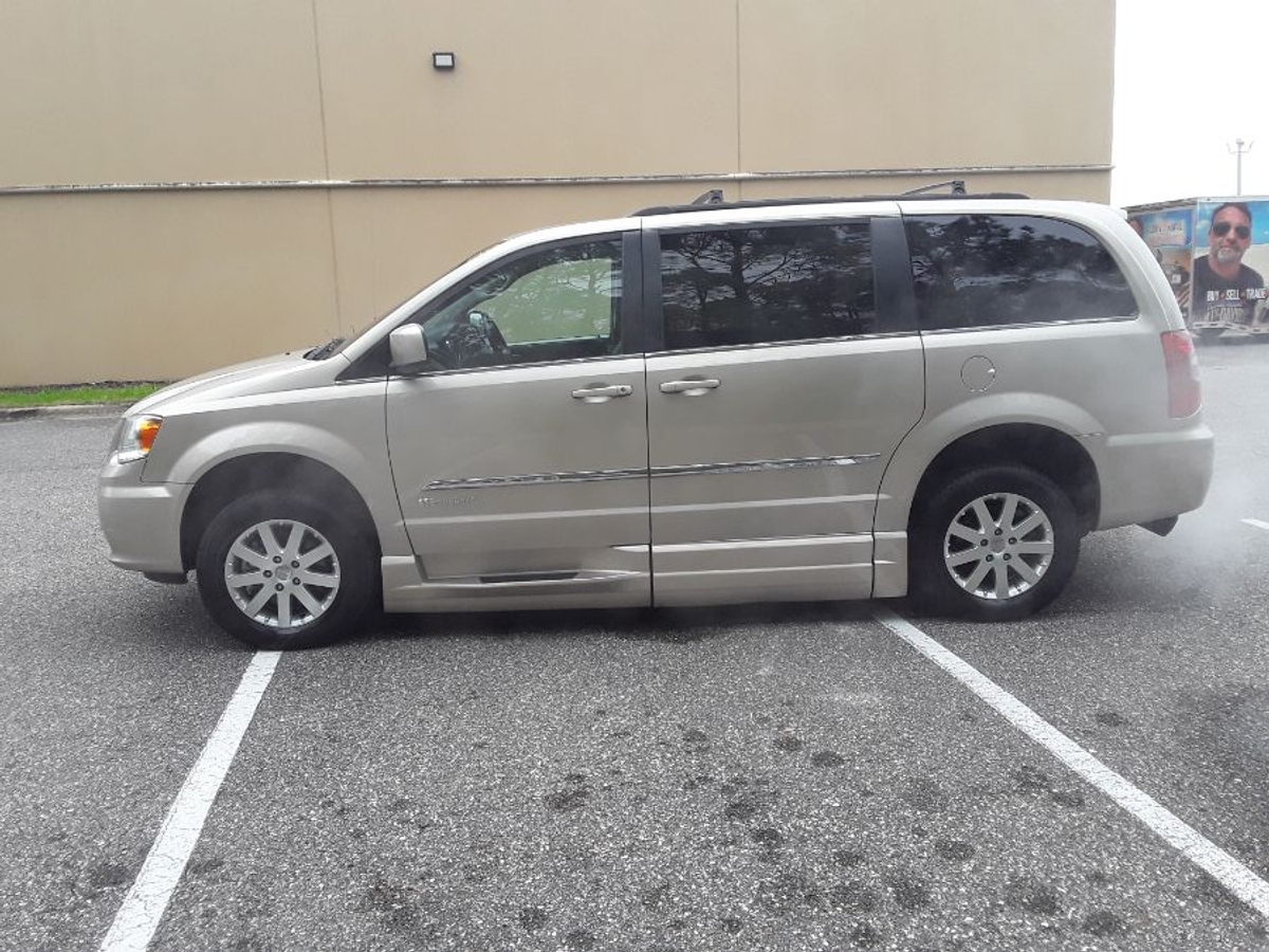2016 Chrysler Town & Country Touring's photo