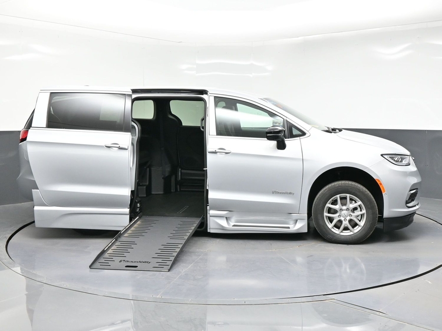 Silver Chrysler Pacifica image number 7