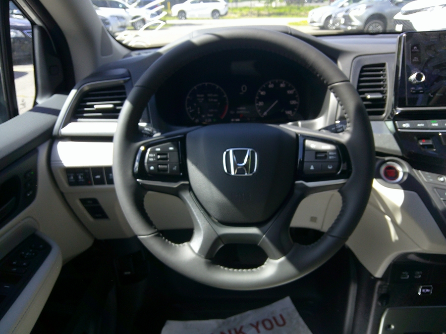 White Honda Odyssey image number 11