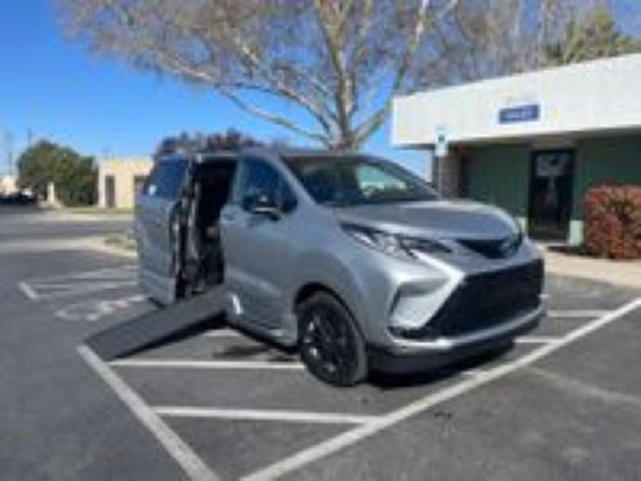 New 2025 Toyota Sienna Hybrid FWD XLE PLUS - VMI Side Entry Entry In Floor Automatic Ramp