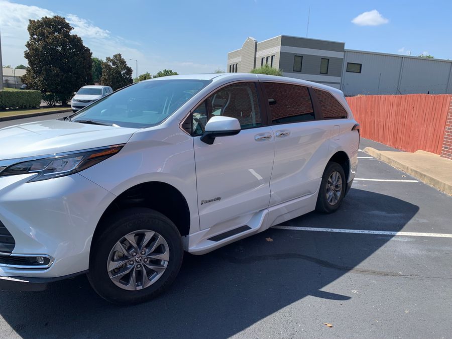 Used 2022 Toyota Sienna Hybrid XLE Base - BraunAbility Side Entry Entry In Floor Automatic Ramp