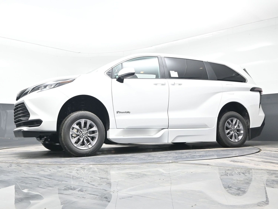 New 2025 Toyota Sienna Hybrid LE - BraunAbility Side Entry Entry Fold Out Automatic Ramp