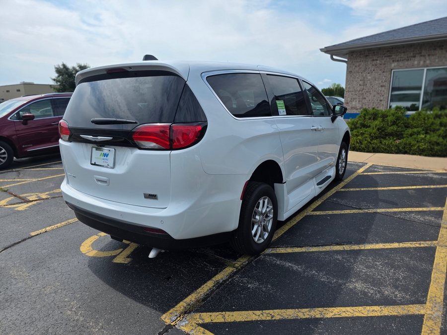 White Chrysler Voyager image number 6