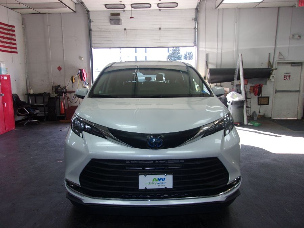 2024 TOYOTA SIENNA - Image 2