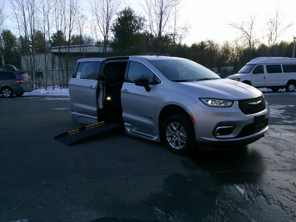 2024 CHRYSLER PACIFICA - Image 2