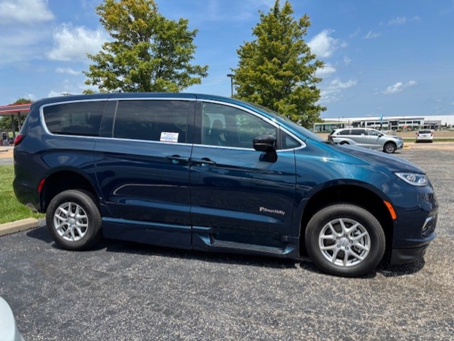 Used 2025 Chrysler Pacifica Select Safety - BraunAbility Side Entry Fold Out Automatic Ramp