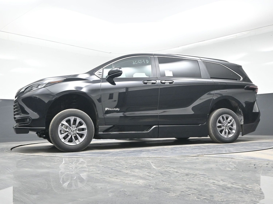 Imagen de la Toyota Sienna negra número 19