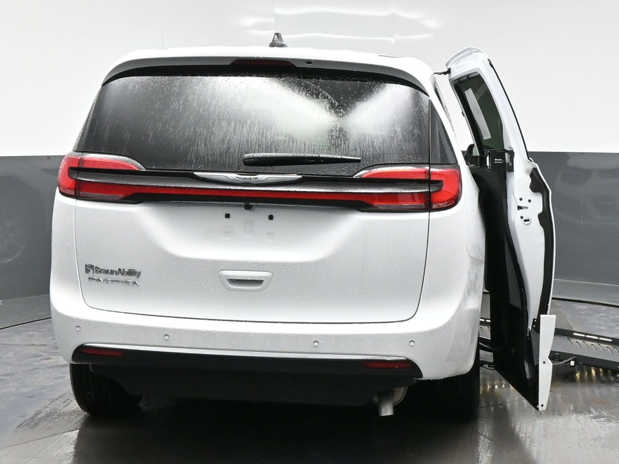 White Chrysler Pacifica image number 5