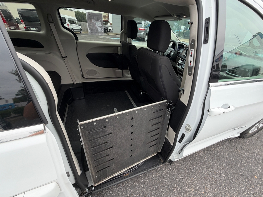 White Chrysler Voyager image number 18