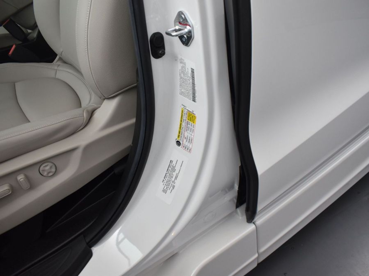 White Honda Odyssey image number 16