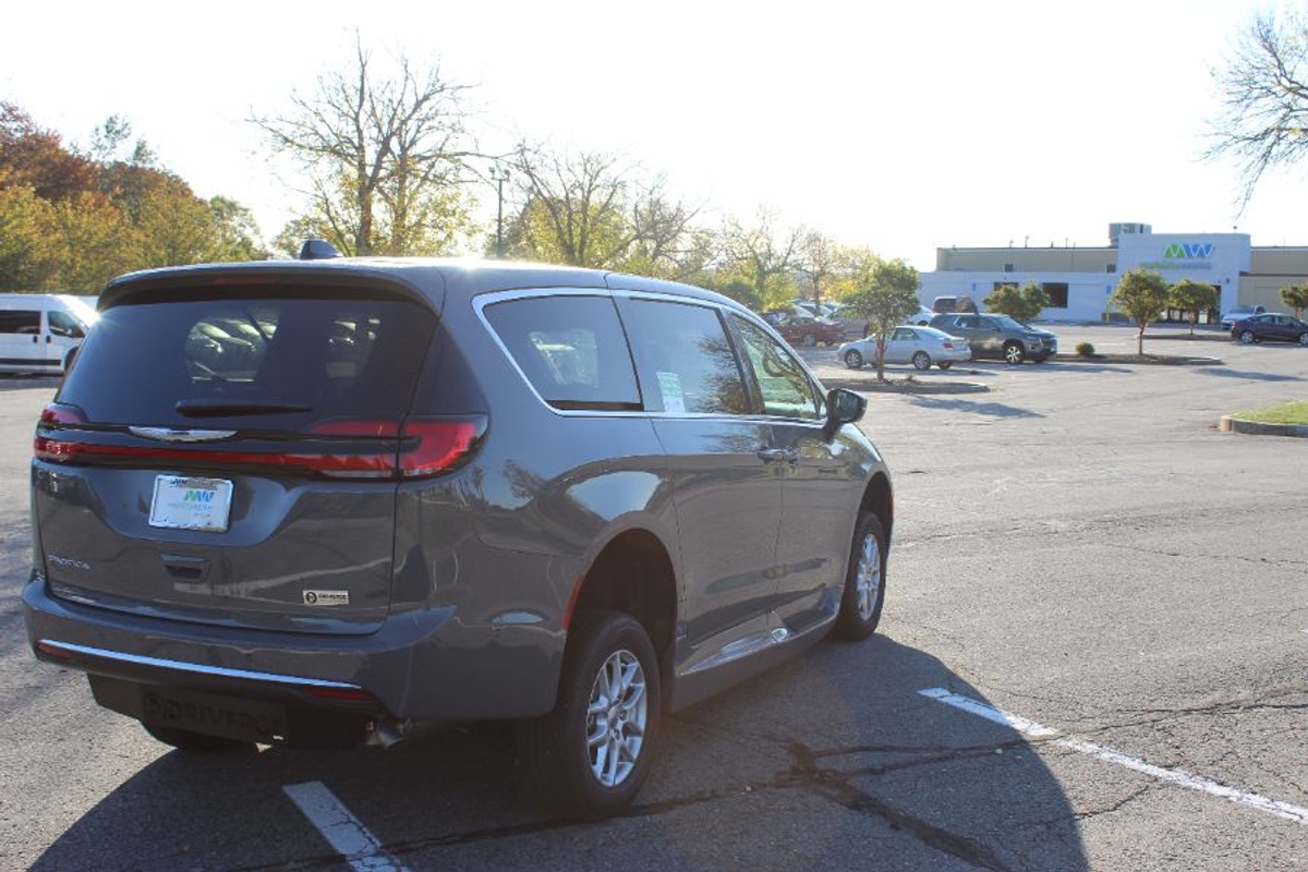 Grey Chrysler Pacifica image number 4