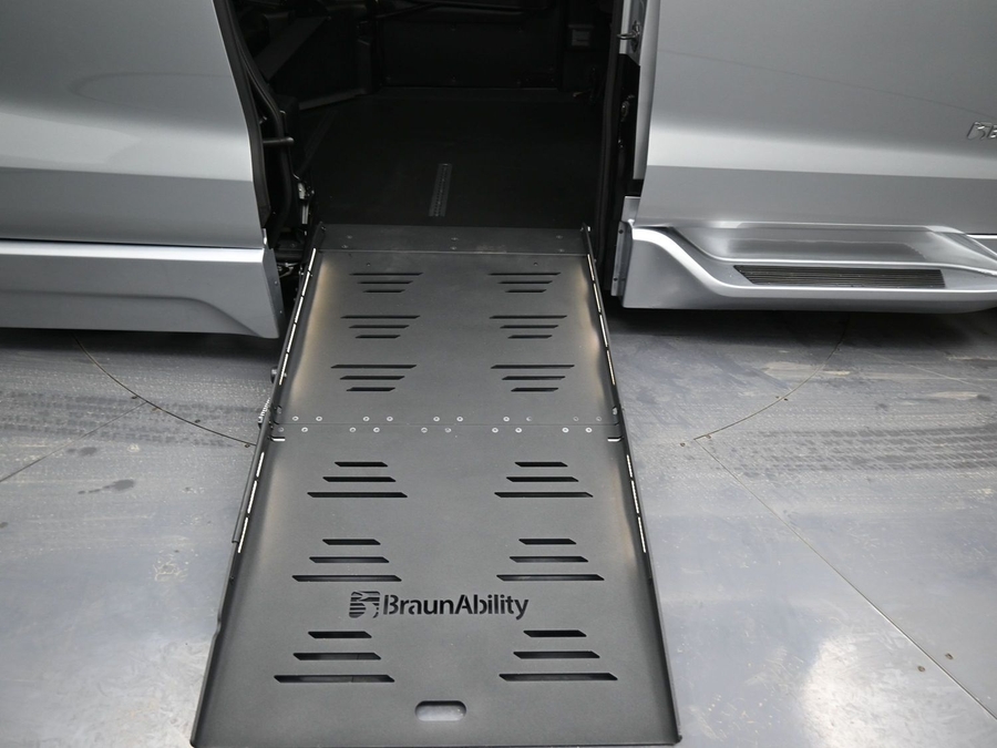 New 2025 Toyota Sienna Hybrid XLE Base - BraunAbility Side Entry Entry Fold Out Automatic Ramp