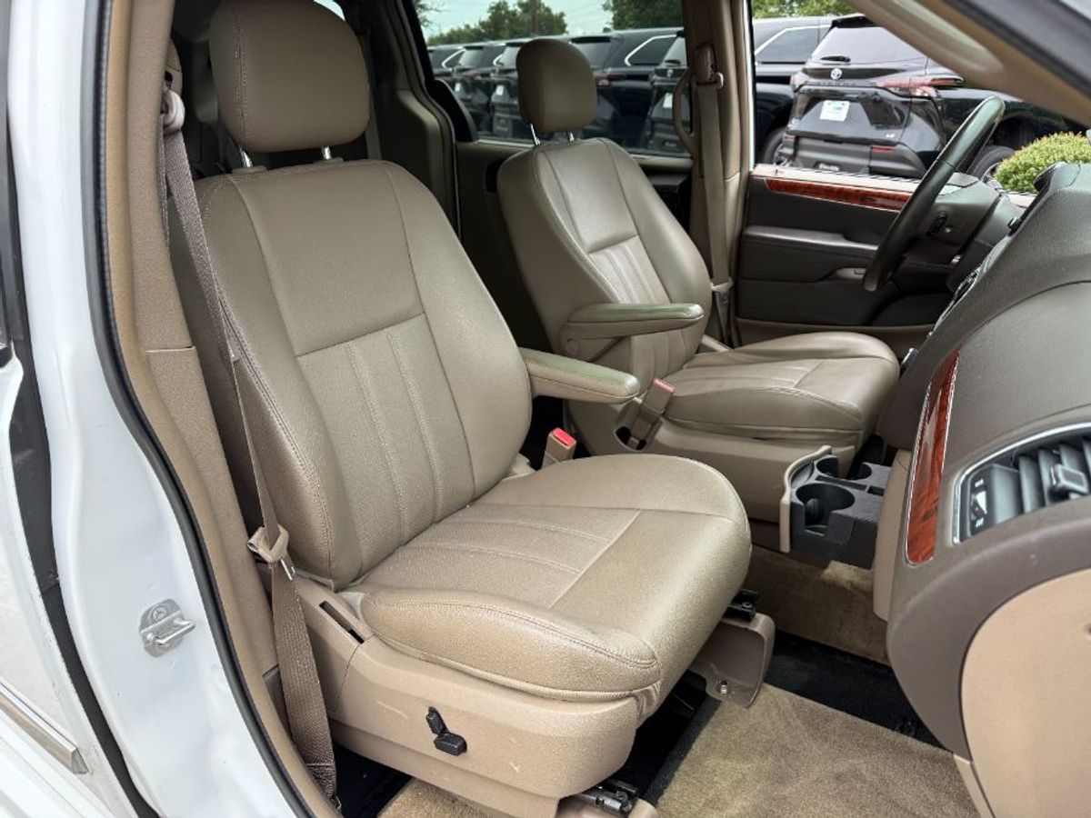 Número de imagen de Chrysler Town and Country blanco 9