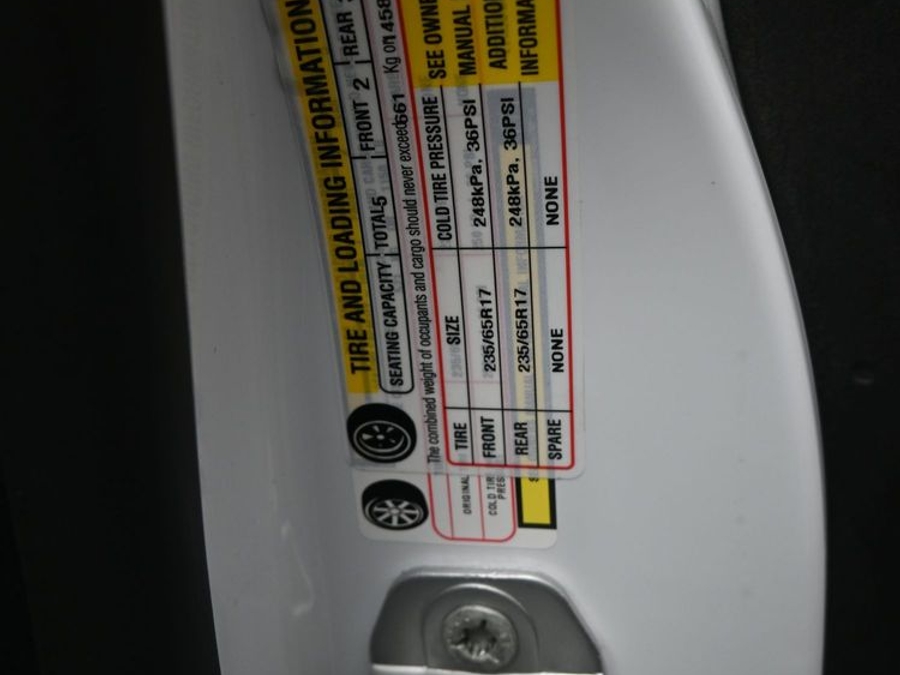 White Chrysler Pacifica image number 19